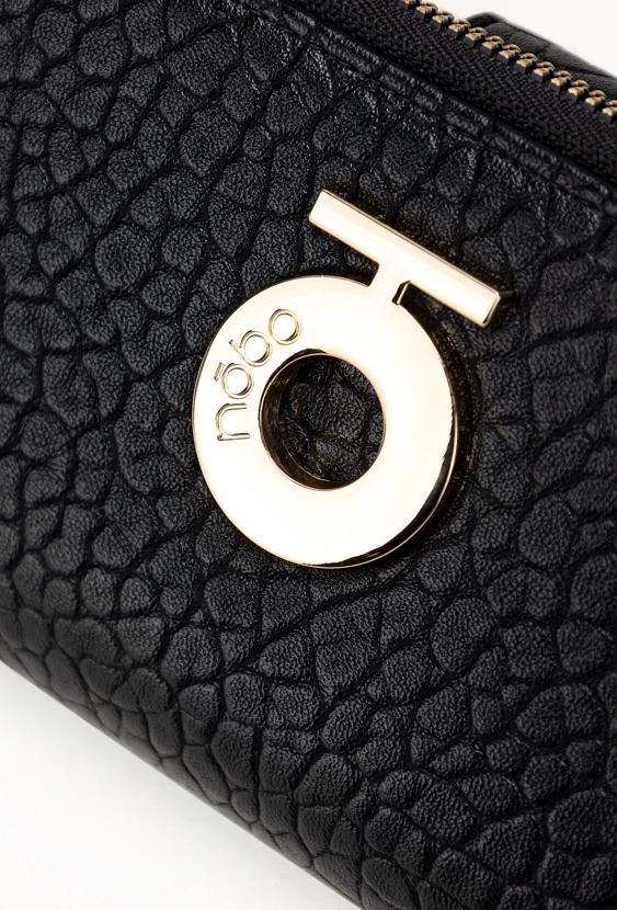 Czarny damski portfel z fakturą i suwakiem.