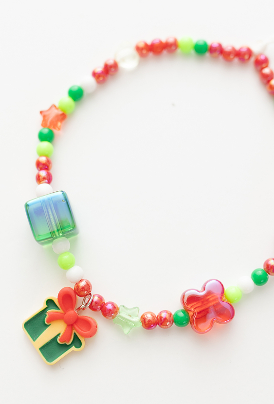 Świąteczna bransoletka z koralikami i zawieszkami