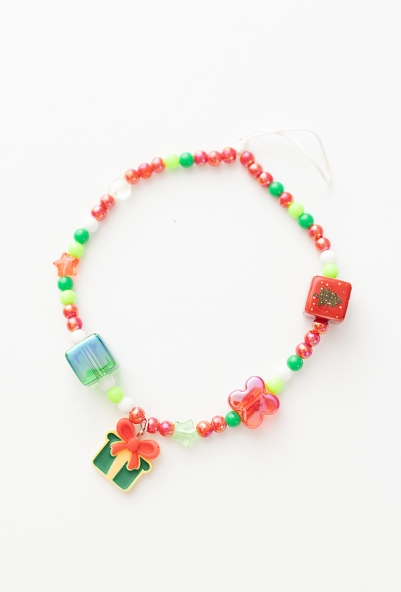 Świąteczna bransoletka z koralikami i zawieszkami