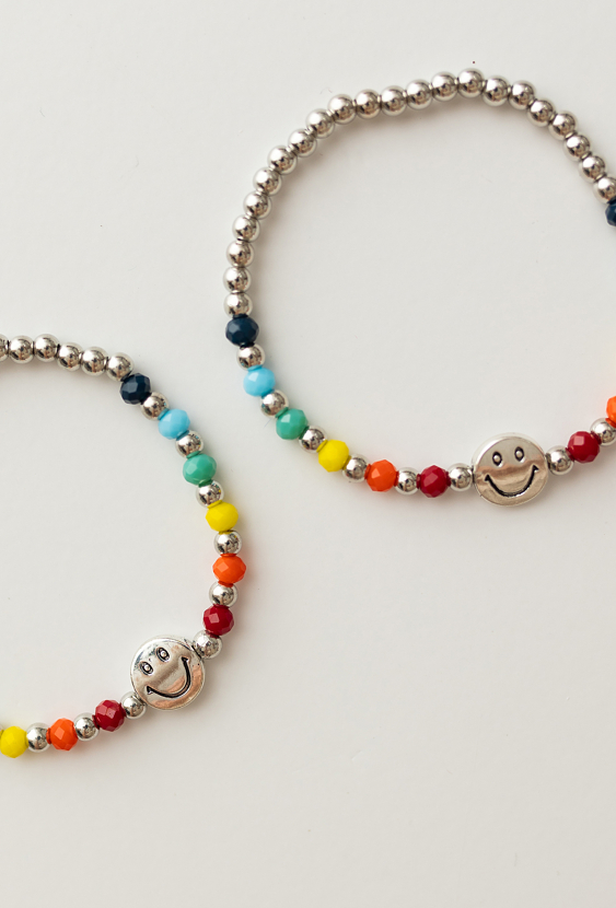 Zestaw bransoletek z kolorowych koralików z buźką – 2 szt