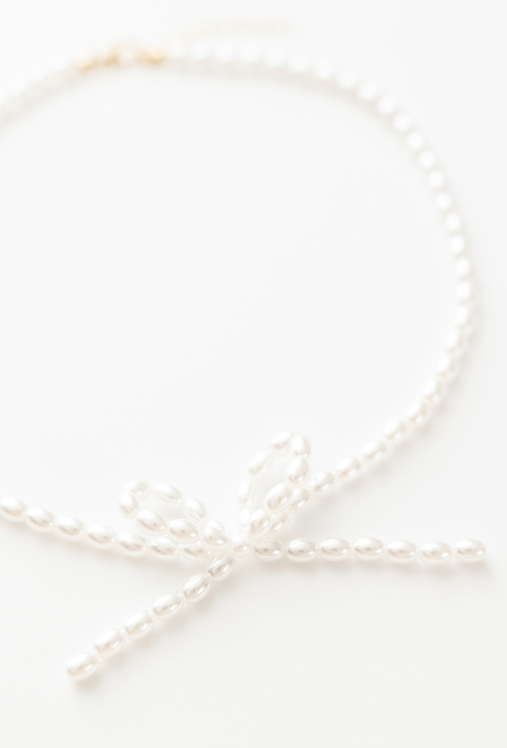 Naszyjnik z perełek z kokardką – biżuteria dla dziewczynki