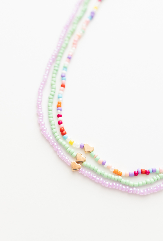 Zestaw biżuterii dla dziewczynki – kolorowe koraliki i serduszka