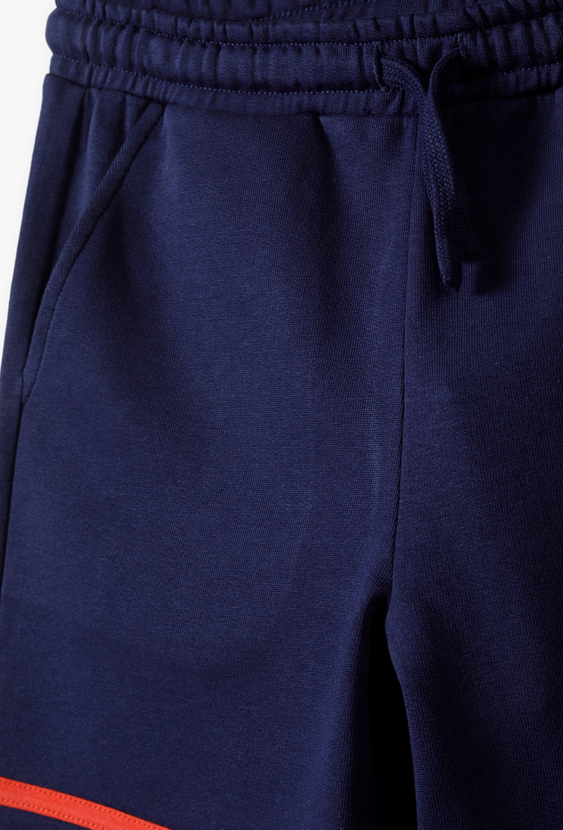 Szorty dresowe dla chłopca z lampasami