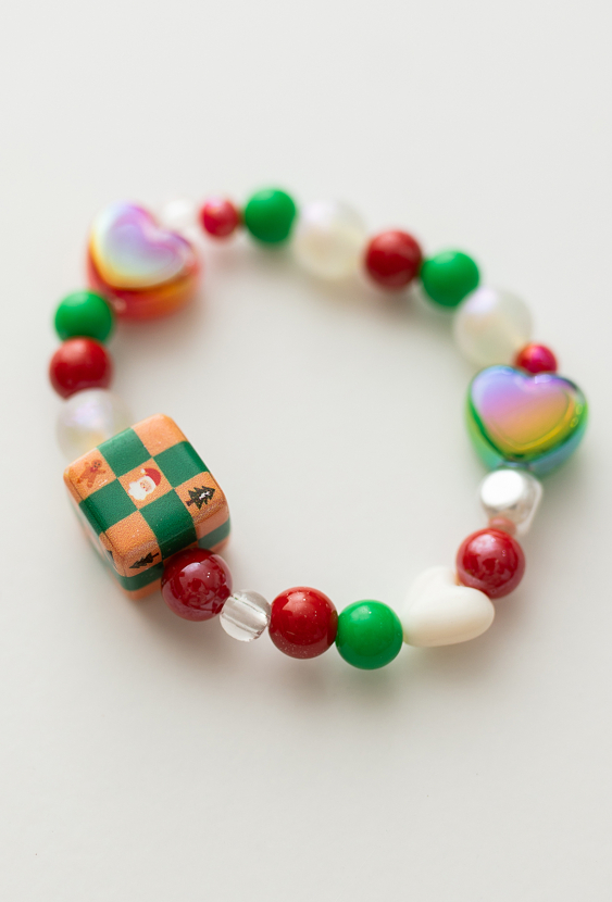 Świąteczna bransoletka z koralików dla dziewczynki.