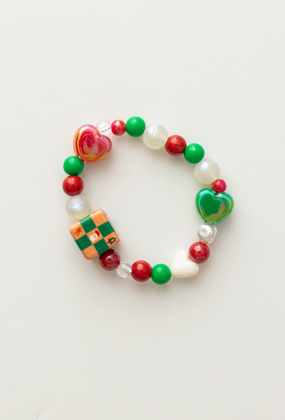 Świąteczna bransoletka z koralików dla dziewczynki.