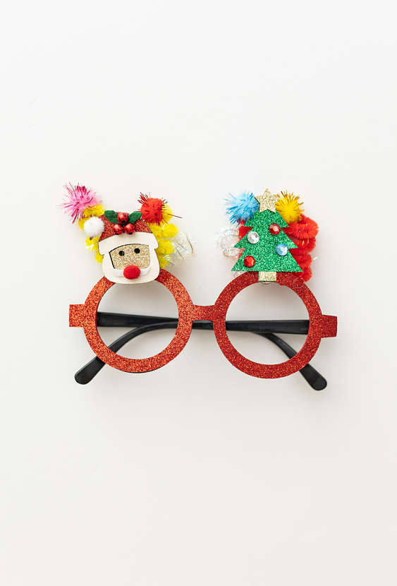 Świąteczne okulary ozdobne z Mikołajem i choinką.