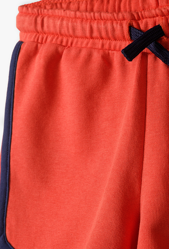 Szorty dresowe dla chłopca 1/2 z granatowymi lampasami