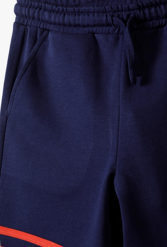 Szorty dresowe chłopięce z czerwonymi paskami