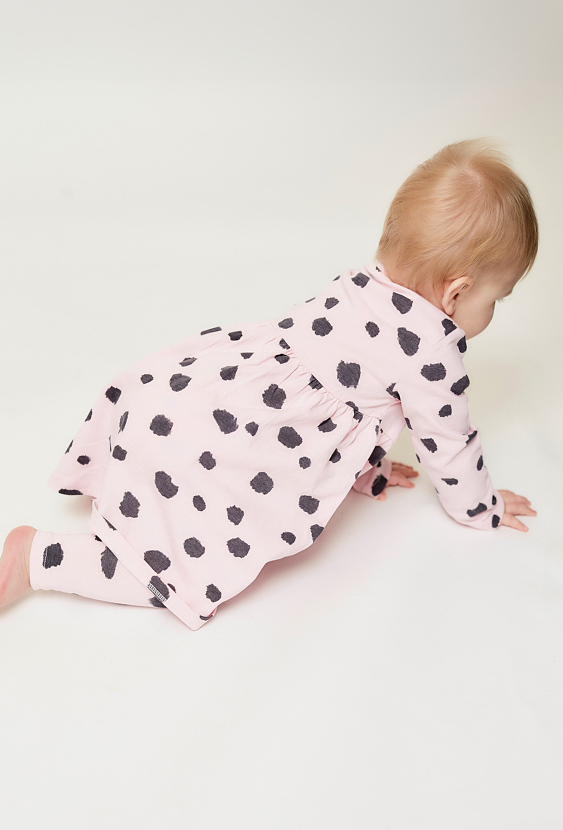 Różówa sukienka z długim rękawem w kropki