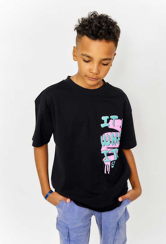 T-shirt dla chłopca -  czerny z kolorowym nadrukiem