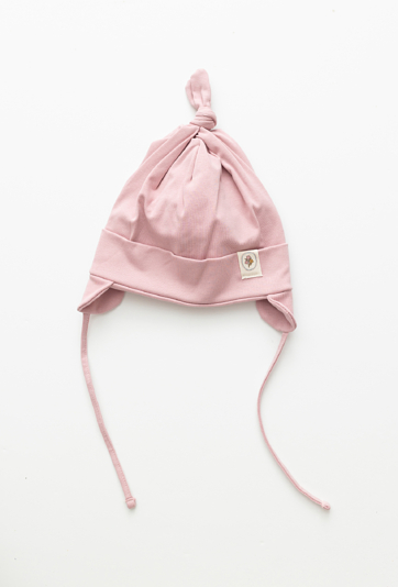 Różowa czapka niemowlęca z wiązaniem i naszywką.