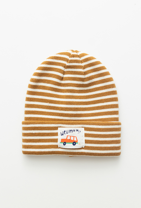 Beżowa cienka czapka dziecięca w paski z naszywką.