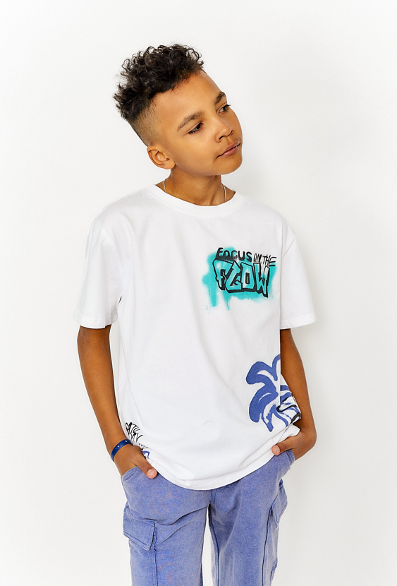 Biały T-shirt chłopięcy na lato