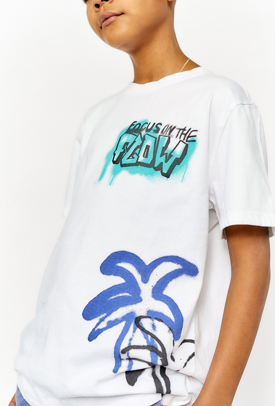 Biały T-shirt chłopięcy na lato