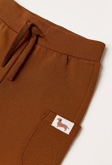 Spodnie chłopięce z kieszeniami i naszywką.