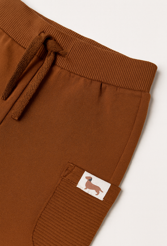 Spodnie chłopięce z kieszeniami i naszywką.