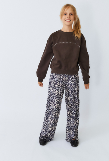 Dziewczęce spodnie w panterkę z szeroką nogawką.