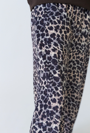 Dziewczęce spodnie w panterkę z szeroką nogawką.