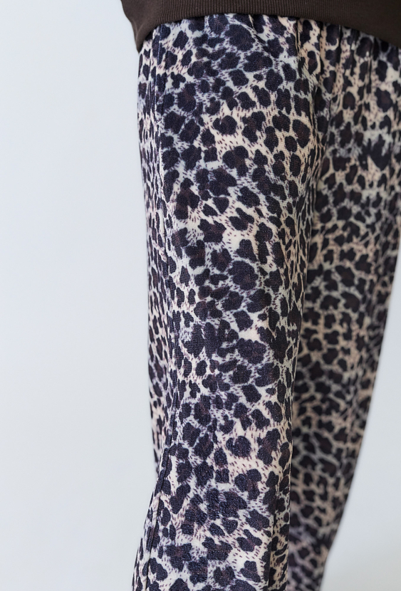 Dziewczęce spodnie w panterkę z szeroką nogawką.