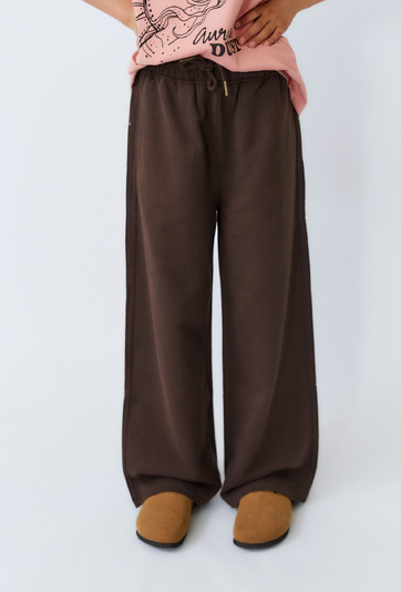 Spodnie dziewczęce brązowe z ozdobną aplikacją.