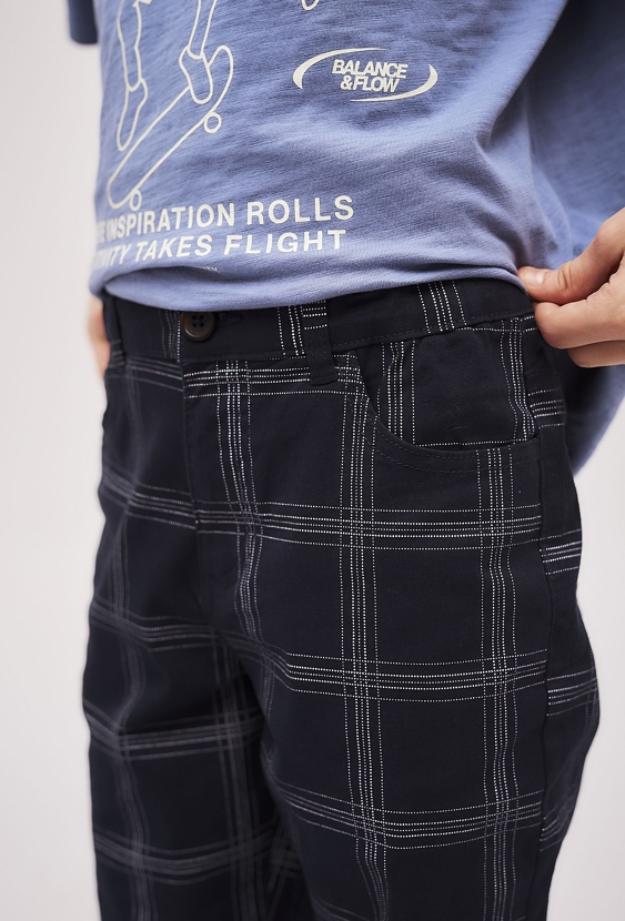 Granatowe spodnie chłopięce w kratę