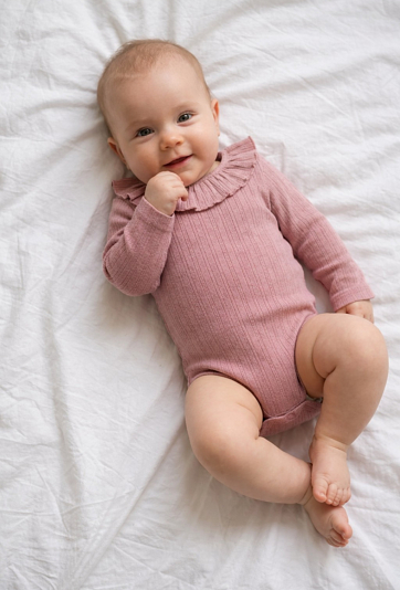 Różowe body niemowlęce pointelle z falbanką