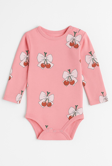 Różowe body niemowlęce z nadrukiem kokardek i wisienek