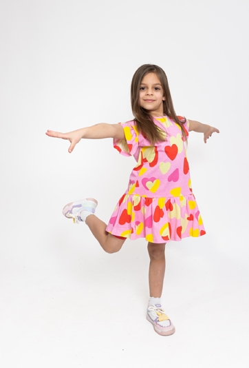 Dziewczęca sukienka w serduszka z opuszczoną falbaną