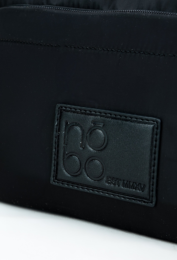 Czarna damska kosmetyczka z kieszonkami.