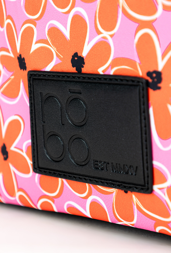 Kolorowa damska kosmetyczka w kwiatowy wzór.