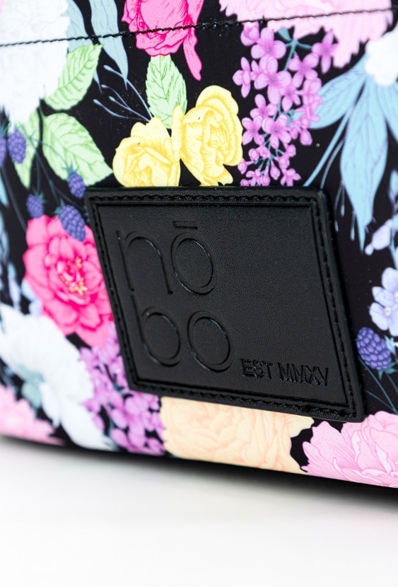 Czarna damska kosmetyczka w kolorowy kwiatowy wzór.