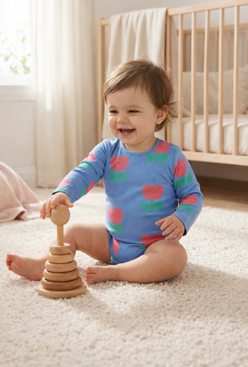 Niebieskie body niemowlęce z nadrukiem all over print w kwiatki