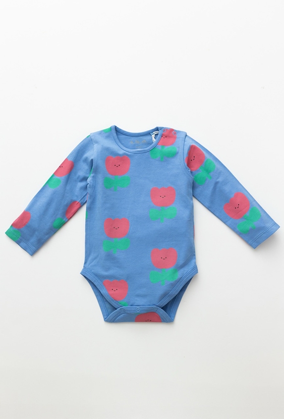 Niebieskie body niemowlęce z nadrukiem all over print w kwiatki