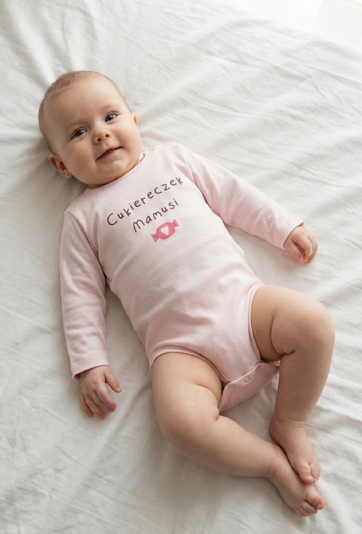 Body niemowlęce różowe z napisem „Cukiereczek Mamusi”