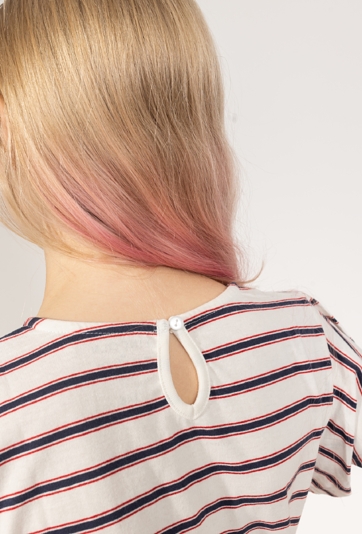 Dziewczęca koszulka w paski ze zwiewnymi rękawami